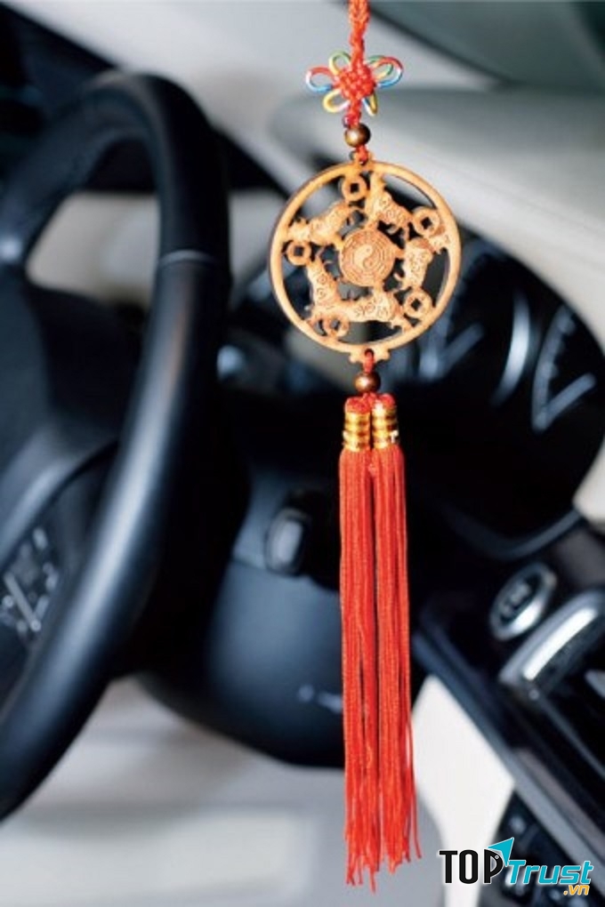 Khánh treo xe có sợi tua rua màu đỏ sẽ thu hút sự may mắn