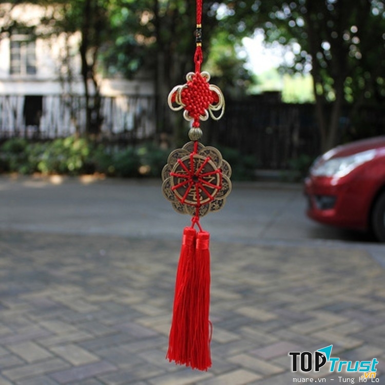 Theo phong thủy, những chiếc khánh tua rua giúp bạn lái xe an toàn và chắc chắn hơn.