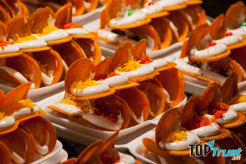 Khanom Buang (Bánh crepe dừa giòn rụm)