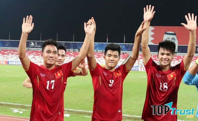Các cầu thủ U19 cảm ơn người hâm mộ