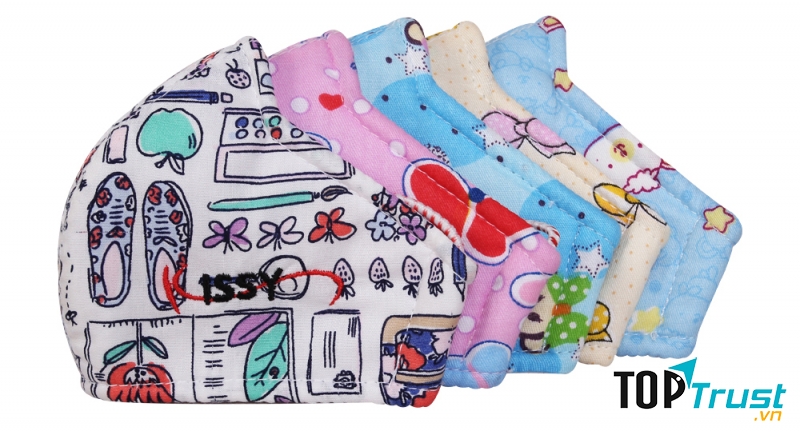 Khẩu trang Kissy không chỉ có chất lượng tốt mà mẫu mã cũng rất đa dạng, đẹp mắt. Màu sắc đa dạng kết hợp với nhiều hình in đáng yêu, cho bé thêm nổi bật