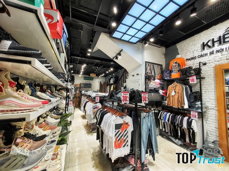 Đến với Khế Store, bạn có thể tự tin thể hiện phong cách cá tính của mình qua những set trang phục đơn giản, trẻ trung, mang phong cách bụi bặm