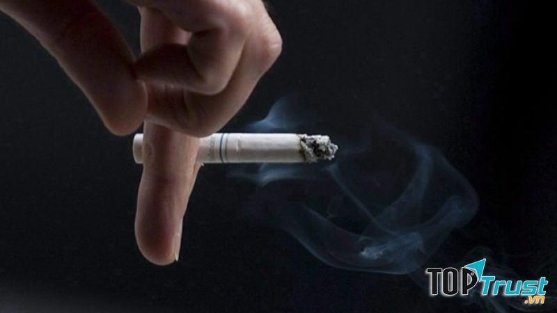 Hãy hỏi ý kiến người bên cạnh trước khi hút thuốc