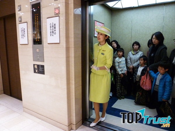 Khi sử dụng thang máy