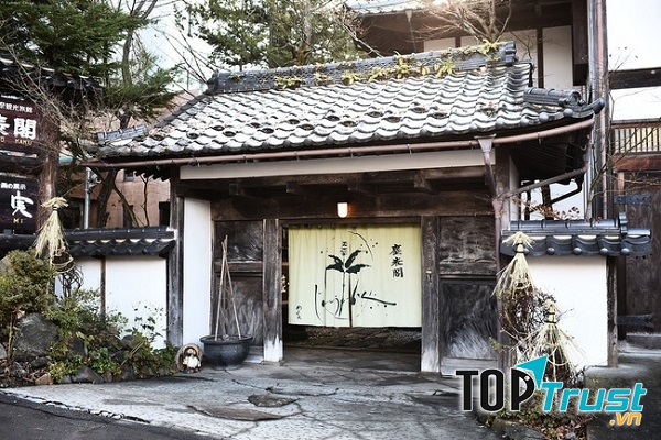 Làm sạch người khi tắm suối nước nóng