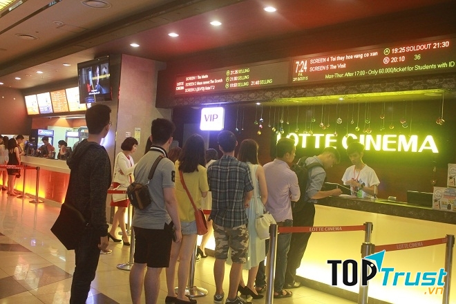 Xếp hàng khi mua vé xem phim