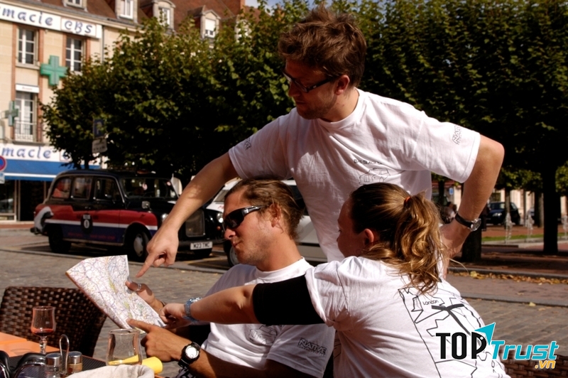 Bỏ khẩu trang khi hỏi thăm đường