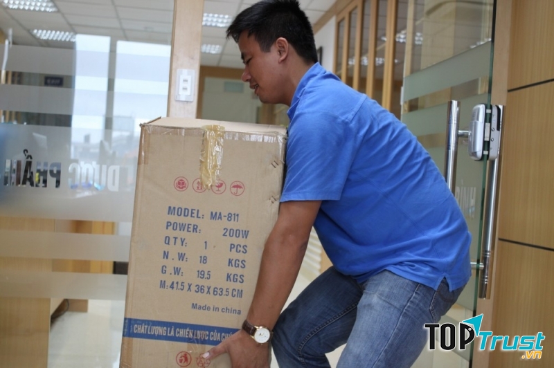 Những người mắc bệnh trĩ nên kiêng khem việc khuân vác vật nặng để tránh tình trạng tĩnh mạch bị trương căng lên.