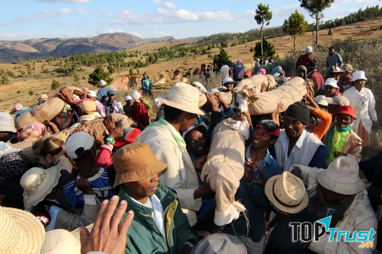 Famadihana là một lễ hội lớn đối với người Madagascar