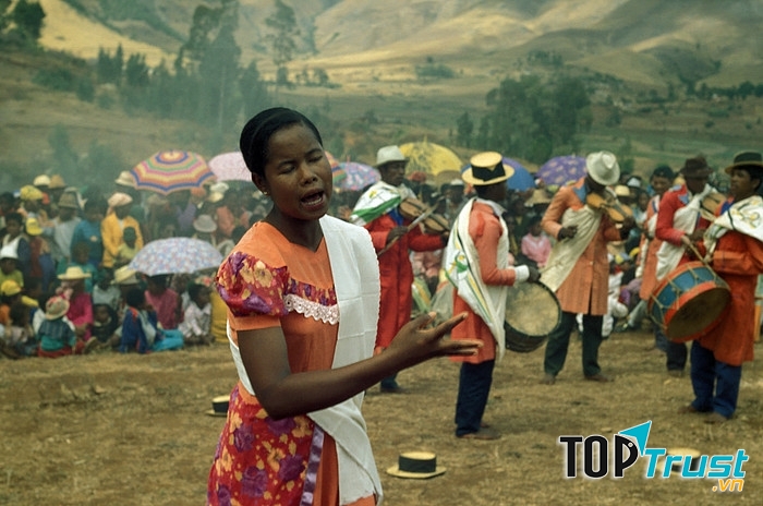 Nhảy múa cùng xác chết