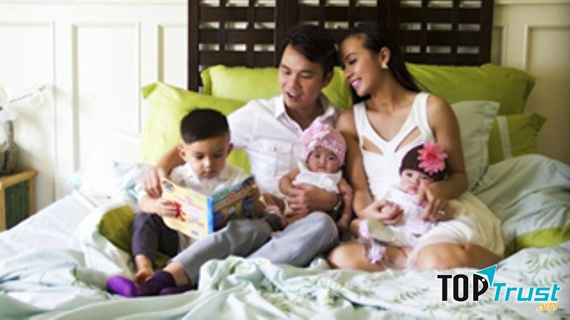 Cùng chồng và người thân chia sẻ việc chăm sóc con