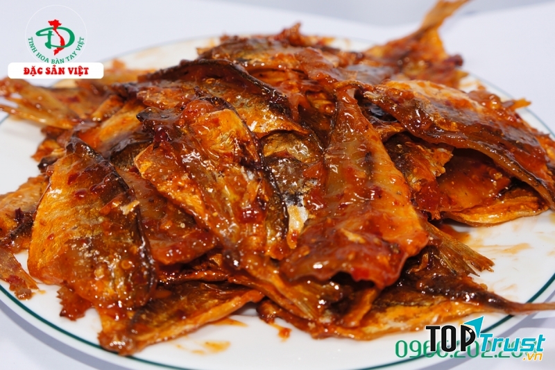 Khô mực ngào ớt có cai màu vàng óng bắt mắt vô cùng.