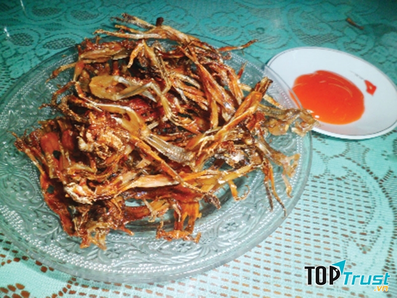 Một đĩa khô nhái thêm chút tương ớt thì còn gì tuyệt hơn.