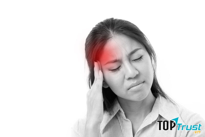 Bất ngờ nhức đầu dữ dội, đau như búa bổ đầu.