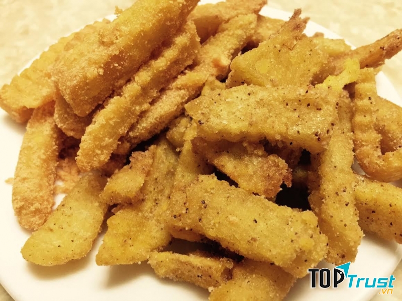 Miếng khoai ở đây được chiên lên nóng hổi, vàng ươm trước khi đem lắc với phô mai mịn hoặc xí muội