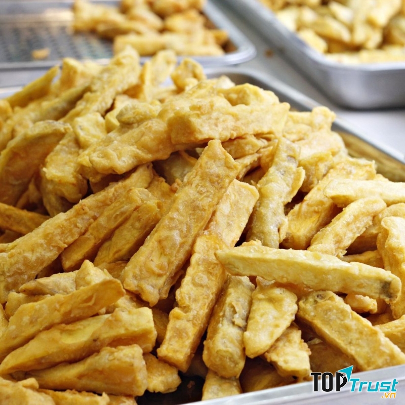 Khoai lang lắc được thái hình cây