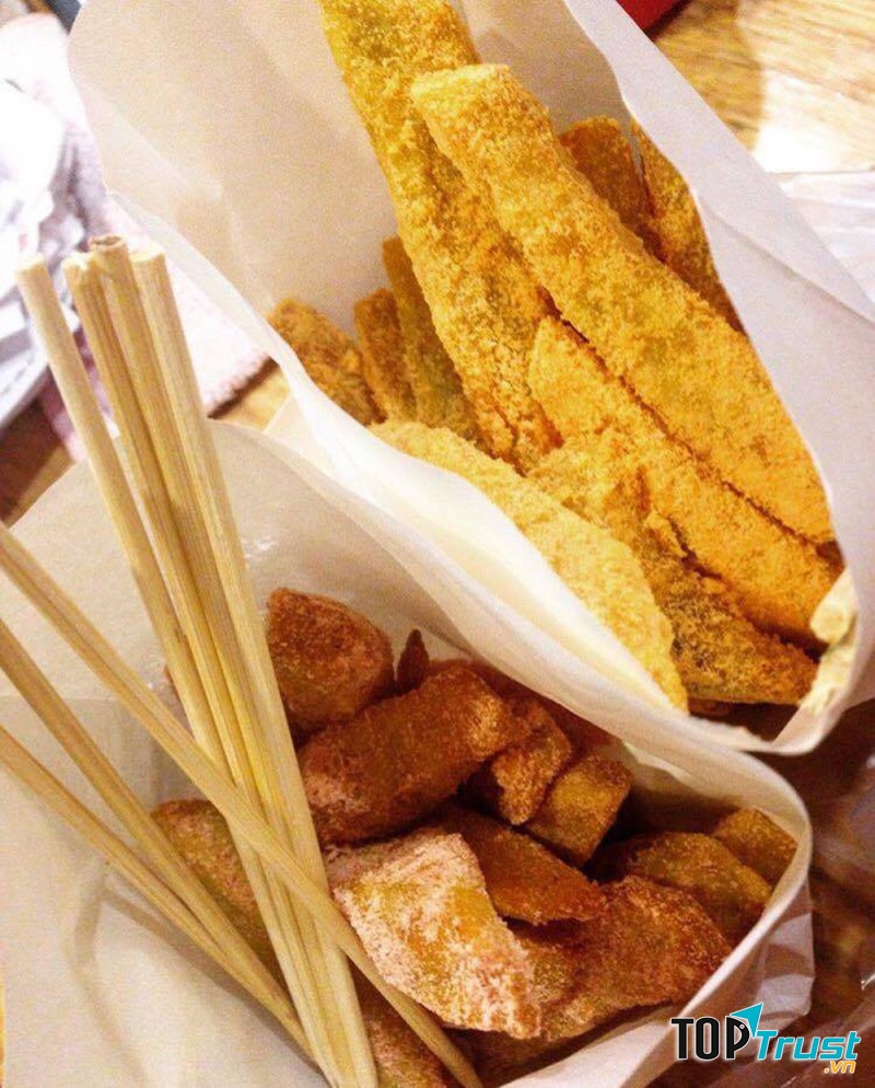 Khoai lang chiên giòn rụm được lắc đều cùng phô mai và xí muội