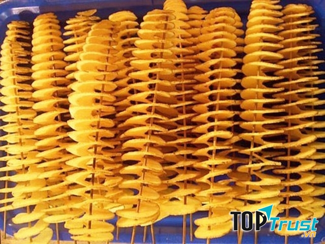 Những xiên khoai tây nhìn vô cùng hấp dẫn