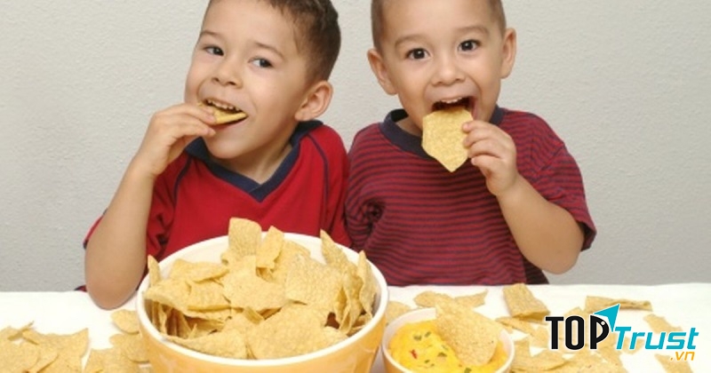 Không nên để trẻ ăn vặt giữa các bữa ăn
