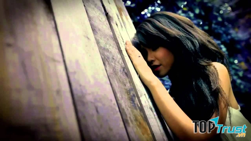 Hình ảnh Khởi My đầy nữ tính và trưởng thành trong MV Khóc đêm