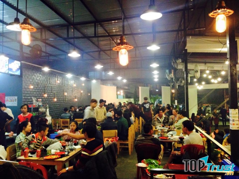 Quán có không gian rộng rãi, thoáng nhưng ấm cúng, sang trọng nhưng giá bình dân, phục vụ ân cần chu đáo.