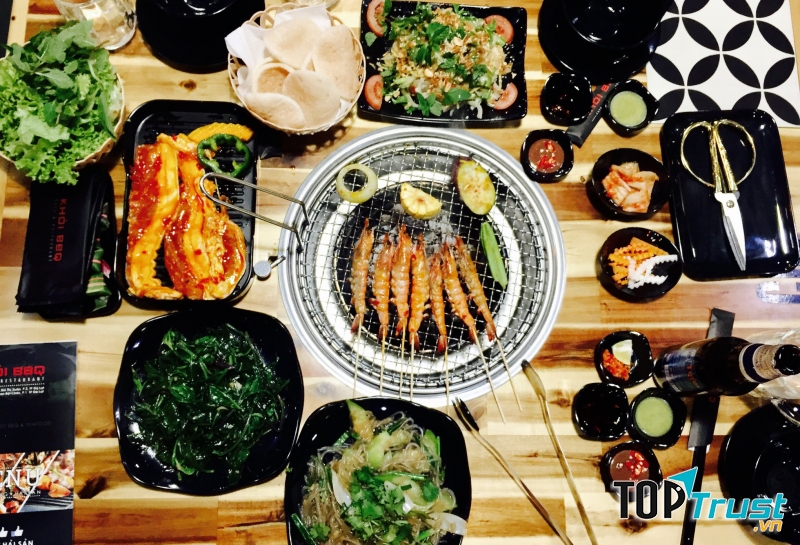 Đây là một nhà hàng đồ nướng điển hình với bếp nướng chìm dưới mặt bàn cùng hệ thống hút mùi sạch sẽ và đảm bảo rất đáng để thử
