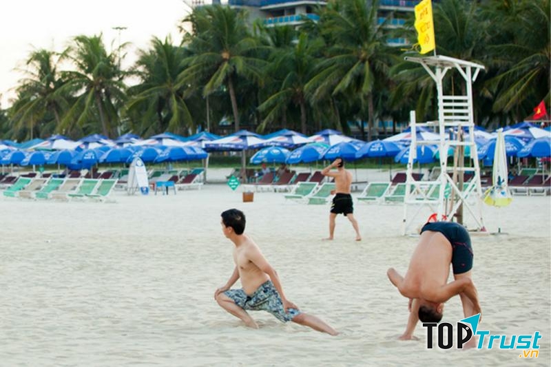 Lưu ý Khởi động cho nóng người khi tắm biển