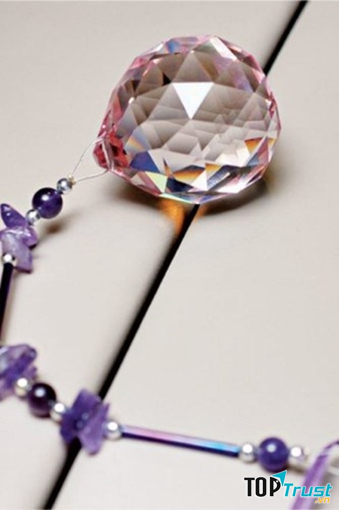 Pha lê xua đuổi những luồng khí độc hại trong xe