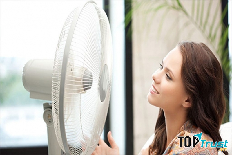 Tắt điều hòa khi không cần thiết, sử dụng quạt vào những lúc không quá nóng
