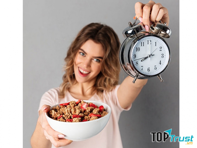 Không nên ăn quá nhiều khi đói khiến dạ dày không tiêu hóa kịp dẫn tới gia tăng lượng mỡ thừa