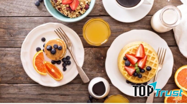 Nên ăn sáng trước 9 giờ