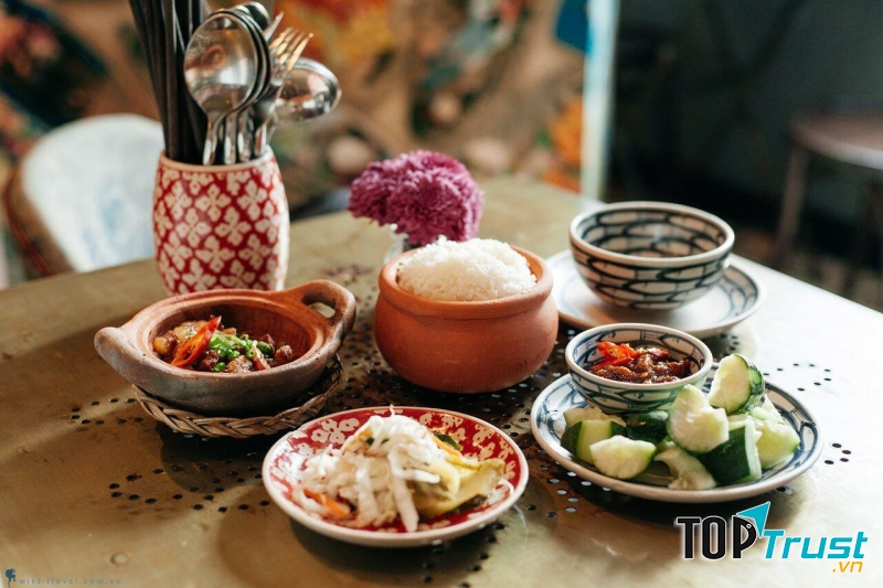 Không bới lộn xộn đĩa thức ăn đó để tìm miếng ngon nhất cho mình.