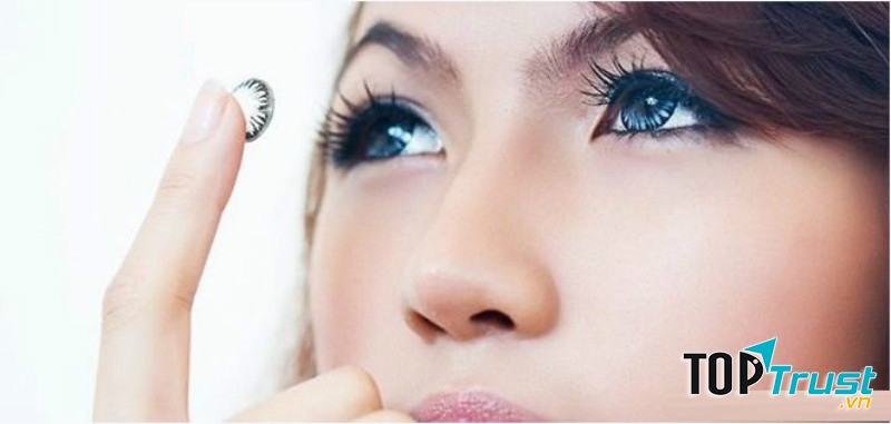 Không cẩn thận với kính áp tròng