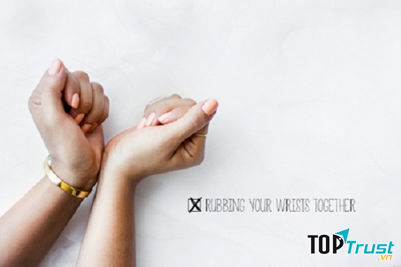 Không chà xát cổ tay sau khi xịt nước hoa