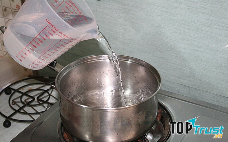 Chế thêm nước trong khi đun nấu sẽ làm tốn gas hơn
