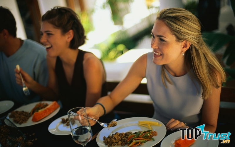 Đừng nói chuyện khi còn đang nhai thức ăn