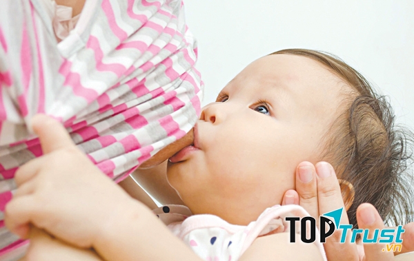 Sữa mẹ là nguồn thức ăn tự nhiên tốt nhất cho trẻ.
