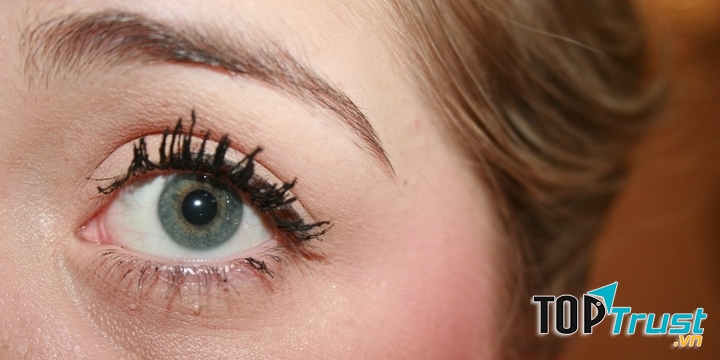 Khi dùng mascara bị quá khô, mi sẽ dễ bị vón cục