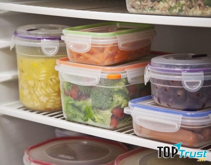 Nên đậy nắp thức ăn rồi mới cho vào tủ lạnh