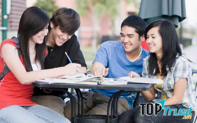 Hãy mạnh dạn nhờ thầy cô hoặc bạn bè giúp đỡ, tuyệt đối không giấu dốt, không sợ “quê”. Không ai cười chê người có tinh thần học hỏ