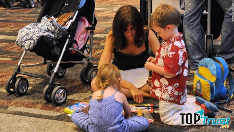 Cùng chơi những trò chơi nhẹ nhàng với trẻ trong khi đợi lên máy bay hoặc tàu