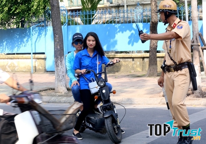 Cảnh sát giao thông xử lý vì phạm không đội mũ bảo hiểm