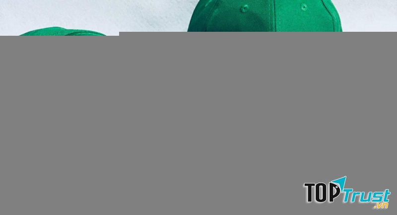 Ở Trung Quốc, du khách có thể nhìn thấy một chiếc T-shirt xanh, một túi xanh hoặc đôi giày màu xanh lá cây, nhưng không bao giờ nhìn thấy ai đội chiếc mũ xanh.