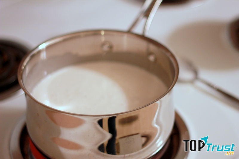 Đun sôi sữa