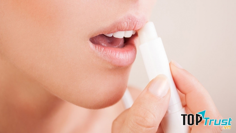 Không dùng son dưỡng môi