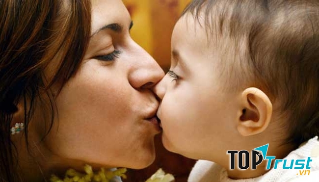 Không được để người khác ôm, hôn vào miệng trẻ