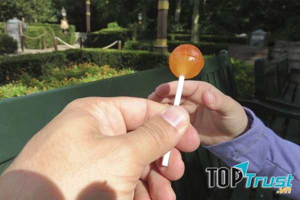 Nói không với các món quà từ người lạ.