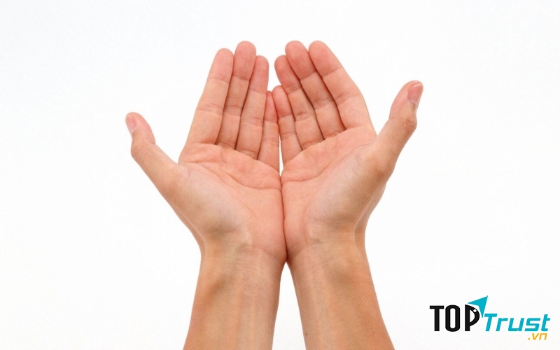 Sử dụng hai bàn tay để tiếp đồ từ người Hồi Giáo