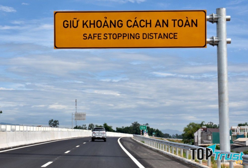 Không giữ đúng cự ly tối thiểu với xe phía trước