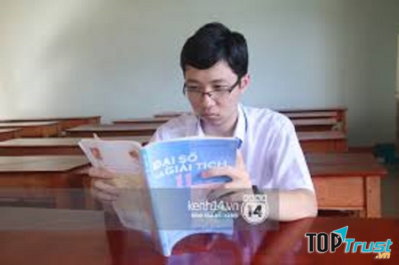 Nhật Minh tự học ở lớp